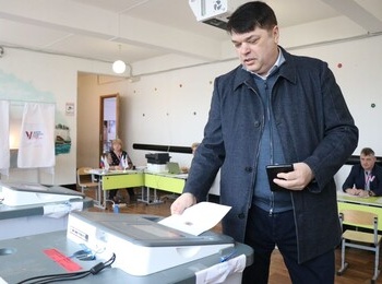 Сенатор РФ Дмитрий Василенко проголосовал на выборах президента РФ