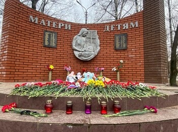 Жители несут цветы и игрушки к стихийному памятнику в Кировске